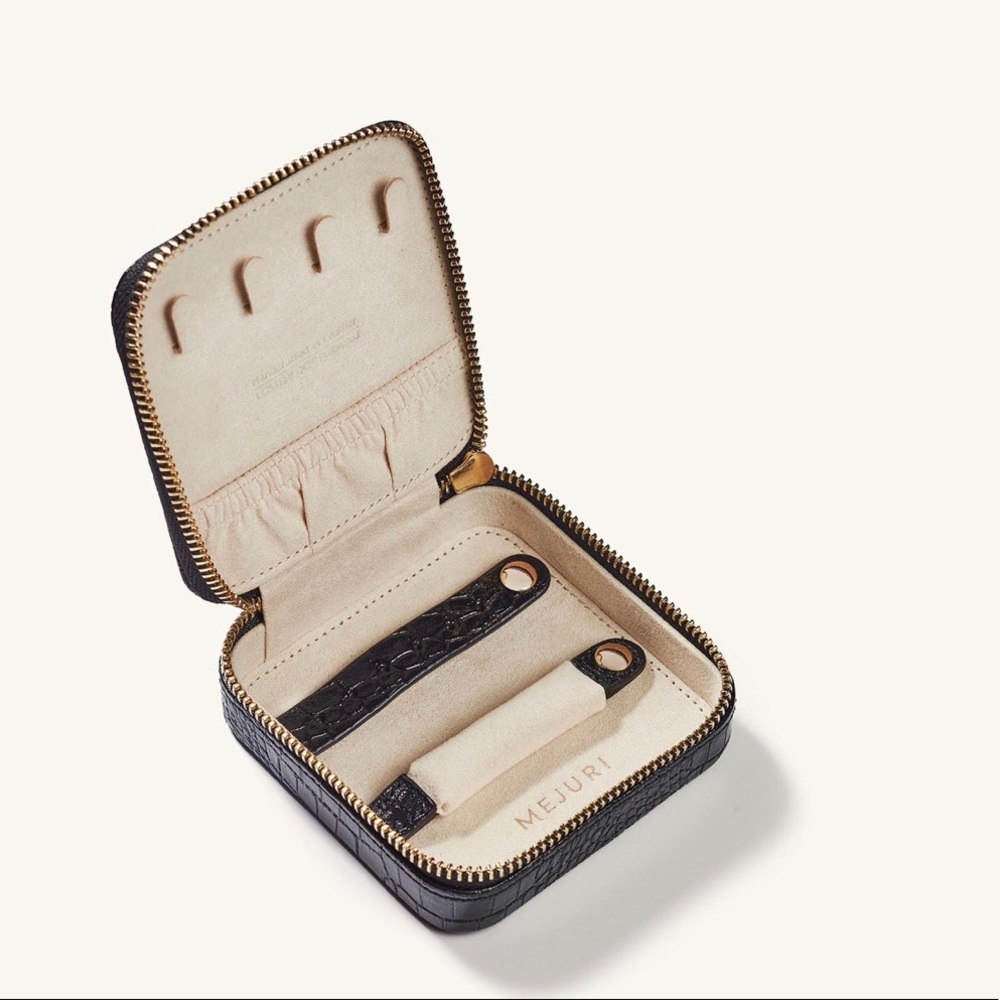 Mejuri Jewlery Case